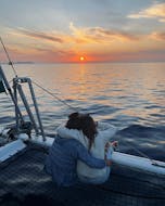 Una coppia che ammira il tramonto durante il Giro in barca privata a Ibiza al tramonto con La Bella Verde Ibiza.