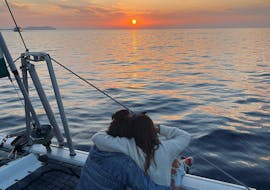 Ein Paar genießt den Sonnenuntergang bei der Privaten Bootstour bei Sonnenuntergang rund um Ibiza mit La Bella Verde Ibiza.