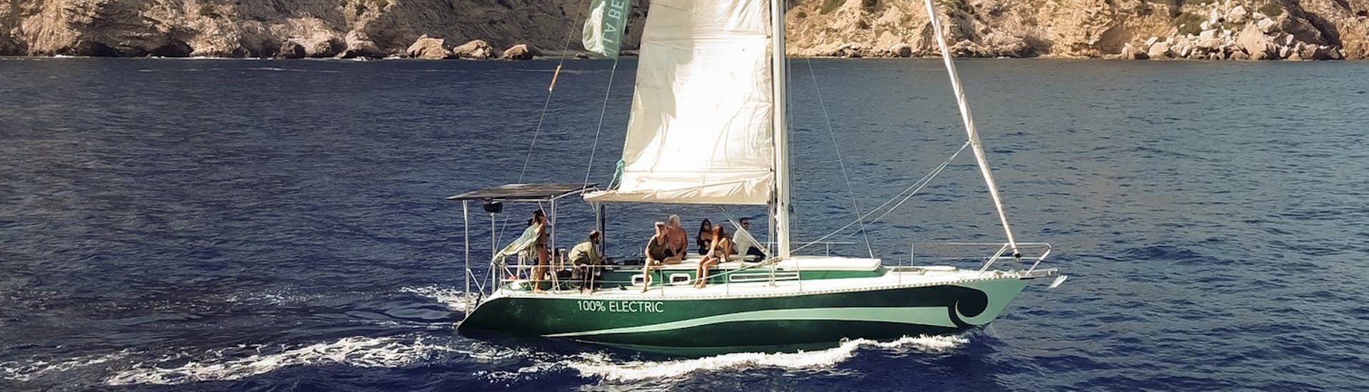 Notre monocoque navigue le long de la côte lors de la Balade privée en bateau au coucher du soleil autour d'Ibiza avec La Bella Verde Ibiza.