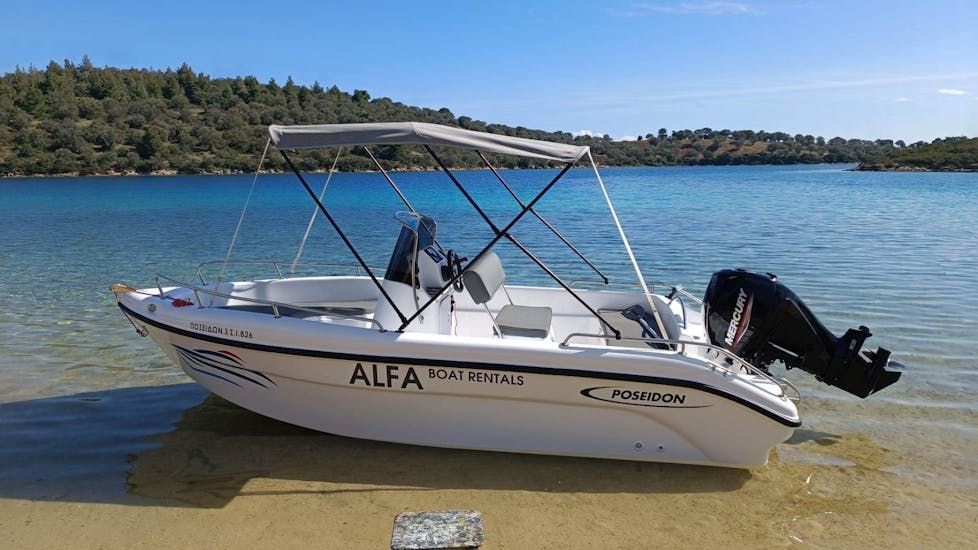 Our comfortable is waiting for you to start the Boat Rental in Vourvourou (up to 7 people) without Licence with Alfa Boat Rental﻿ Vourvourou.