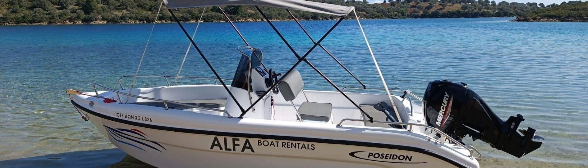 Notre bateau confortable vous attend pour débuter la Location de bateau à Vourvourou (jusqu'à 7 personnes) sans Permis avec Alfa Boat Rental﻿ Vourvourou.