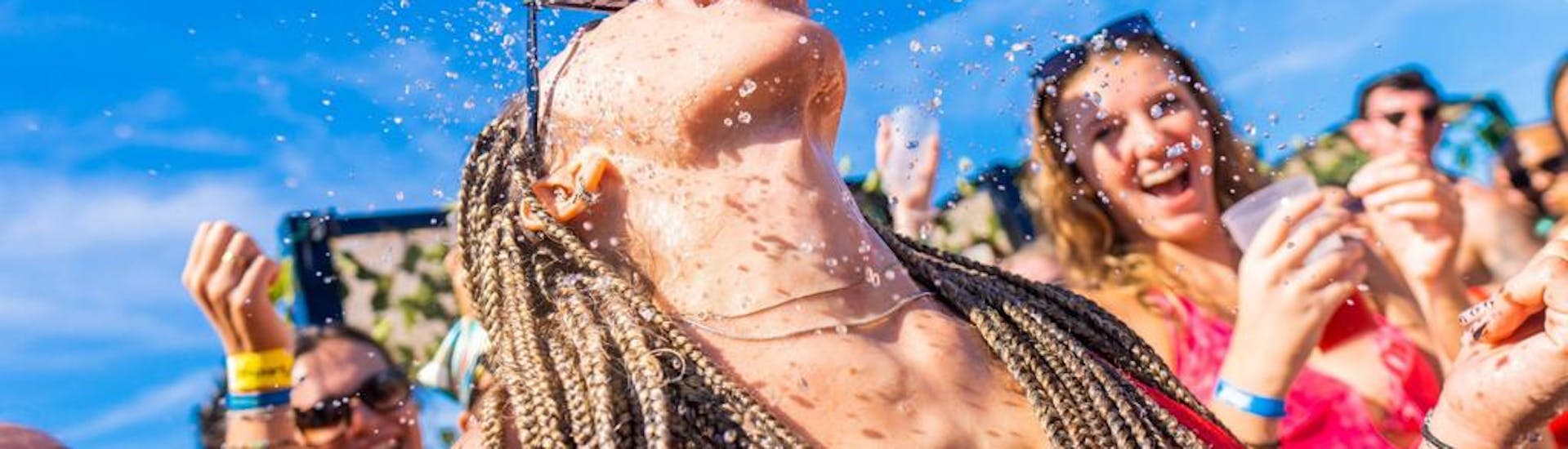 Balade en bateau festive à Ibiza depuis Playa d'en Bossa avec DJ.