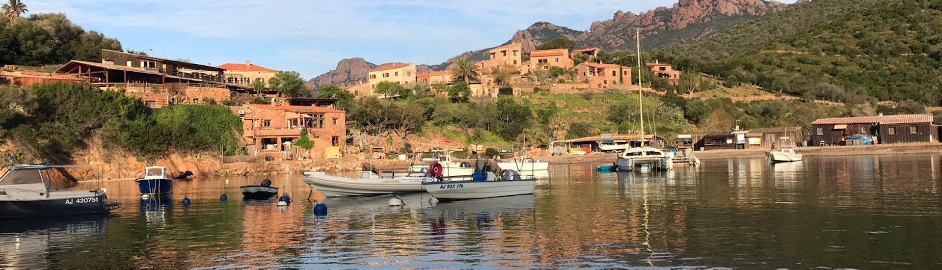 View of a village during the boat trip from Calvi to Scandola with scale à Girolata with Tra Mare e Monti.