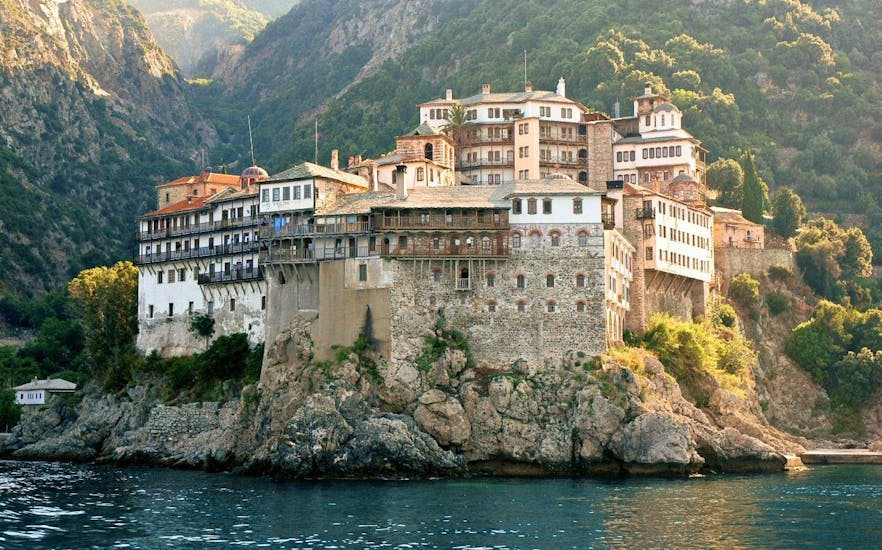 Uno dei monasteri mostrati dalla prospettiva della barca durante la gita privata in barca alla costa est e ovest del Monte Athos con Albatros Cruises Halkidiki.