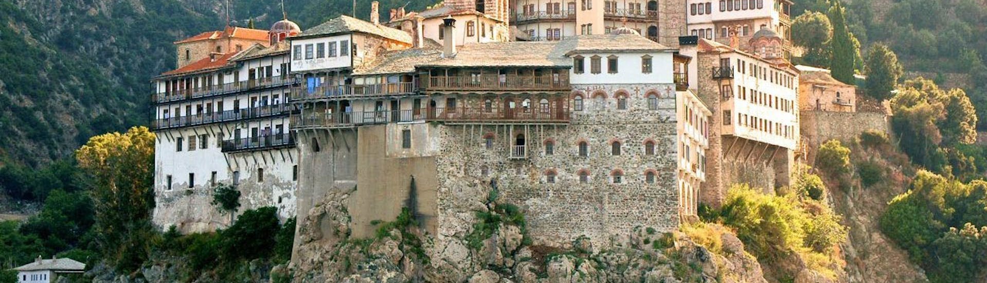 L'un des monastères vus depuis le bateau lors de la Balade privée en bateau sur les côtes ouest & est du mont Athos avec Albatros Cruises Halkidiki.