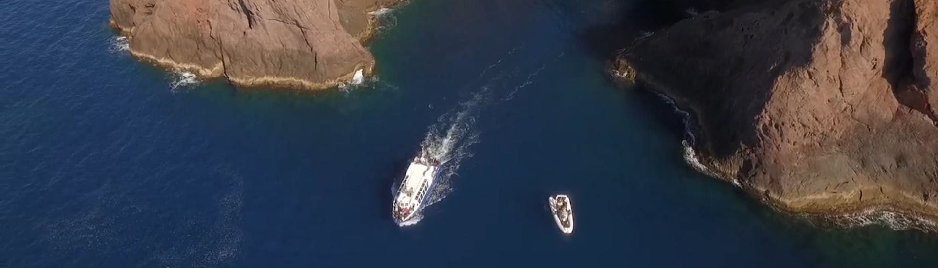la barca di Tra Mare e Monti durante la Gita in barca da Calvi a Scandola con snorkeling con Tra Mare e Monti.