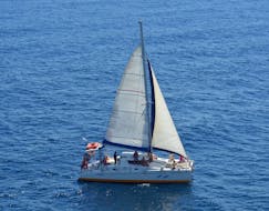 Notre catamaran navigue lors de la Balade en catamaran à Réthymnon avec Déjeuner & Snorkeling avec The Skippers Bali.