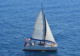 Il nostro catamarano naviga durante la Gita in catamarano a Rethymno con pranzo e snorkeling con The Skippers - Boats & Water Sports Bali.