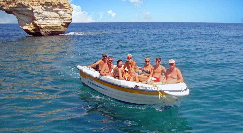 Un grupo de amigos se relaja y admira la vista durante el Alquiler de Barco en Bali (hasta 6 personas) sin Licencia con The Skippers Bali.