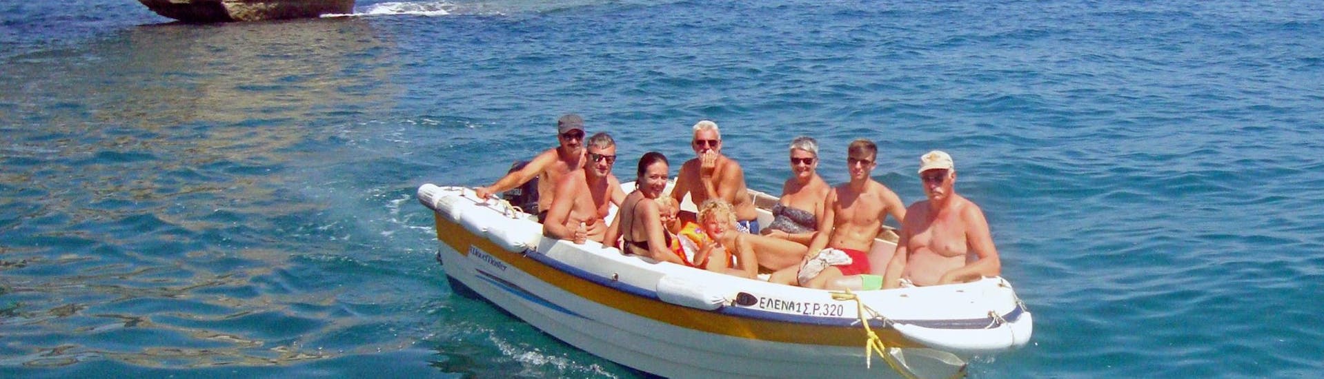 Eine Gruppe von Freunden entspannt sich und bewundert die Aussicht während des Bootsverleih in Bali (bis zu 6 Personen) ohne Führerschein