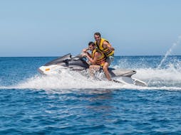 Zwei junge Männer lächeln auf dem Jetski während dem Jet Ski in Bali auf Kreta mit The Skippers - Boats & Water Sports Bali