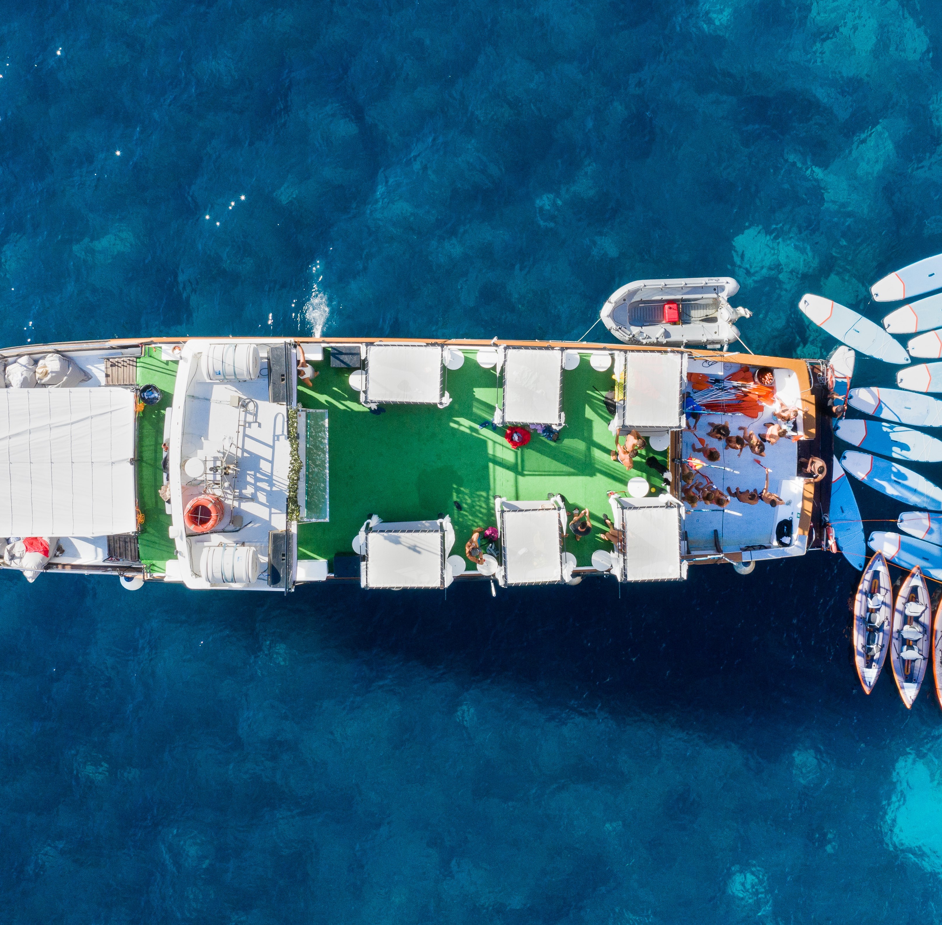 Paseo en barco de Ibiza a Formentera con todo incluido con Magic Boat Party Ibiza.