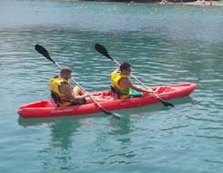 Dos personas reman juntas en la canoa durante el alquiler de canoas en Bali, Creta, con The Skippers Bali.