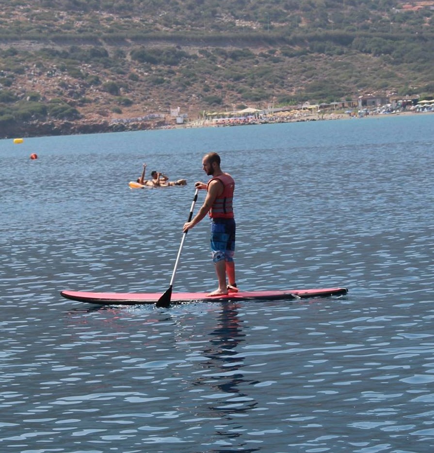 Un hombre rema durante el alquiler de SUP en Bali en Creta con The Skippers Bali.
