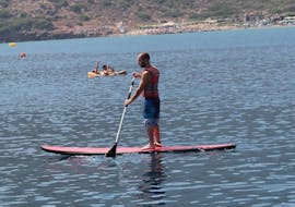 Ein Mann paddelt während dem SUP-Verleih in Bali auf Kreta mit The Skippers - Boats & Water Sports Bali