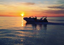 Unser Boot bei Sonneuntergang während der Bootstour bei Sonnenuntergang nach Revelatta mit Schwimmstopp und Apéritif mit Tra Mare e Monti Calvi