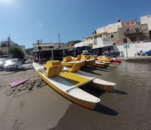 Los botes a pedales están listos para entrar en el agua durante el Pedal Boat en Bali en Creta con The Skippers Bali.
