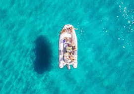 Le bateau semi-rigide de Bitan Daily Tours pendant l'excursion en bateau semi-rigide à la Spiaggia di Cala Cipolla avec arrêts baignade.