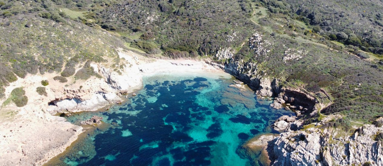 Foto di uno dei luoghi che vedrete durante la Gita in gommone privato alla Spiaggia di Cala Cipolla con soste per nuotare.