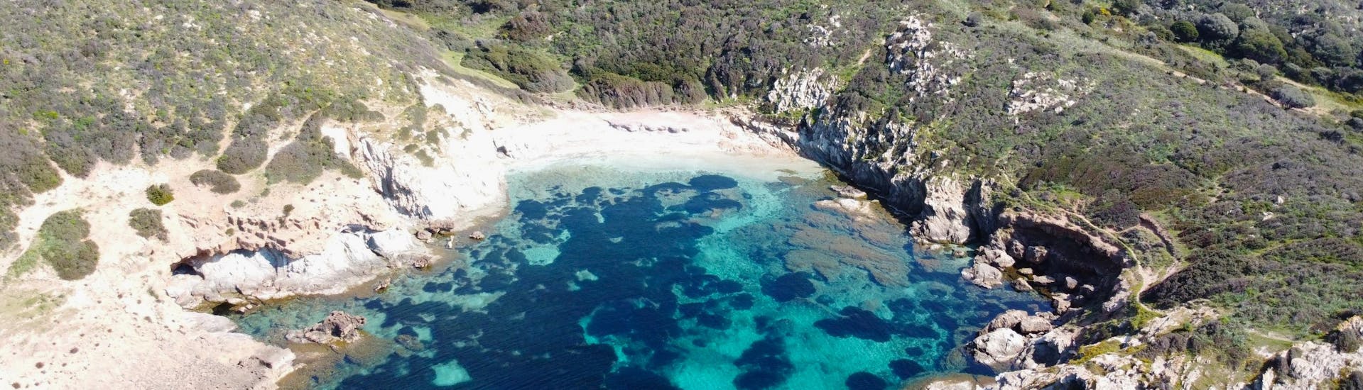 Photo de l'un des endroits que vous visiterez lors de l'excursion en bateau semi-rigide privé à la Spiaggia di Cala Cipolla avec arrêts de baignade.