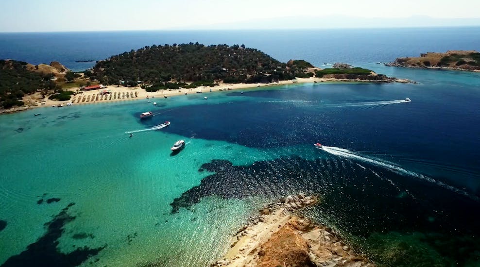 Isola vista dall'alto durante la gita in barca privata ad Ammouliani e Drenia con snorkeling con Albatros Cruises Halkidiki.