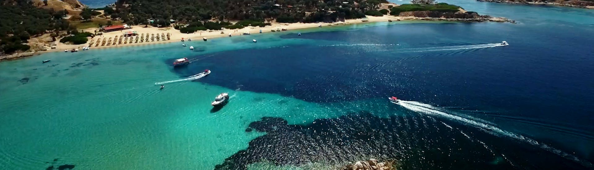 Insel von oben gezeigt während der Privaten Bootstour nach Ammouliani und zur Insel Drenia mit Schnorcheln mit Albatros Cruises Halkidiki.