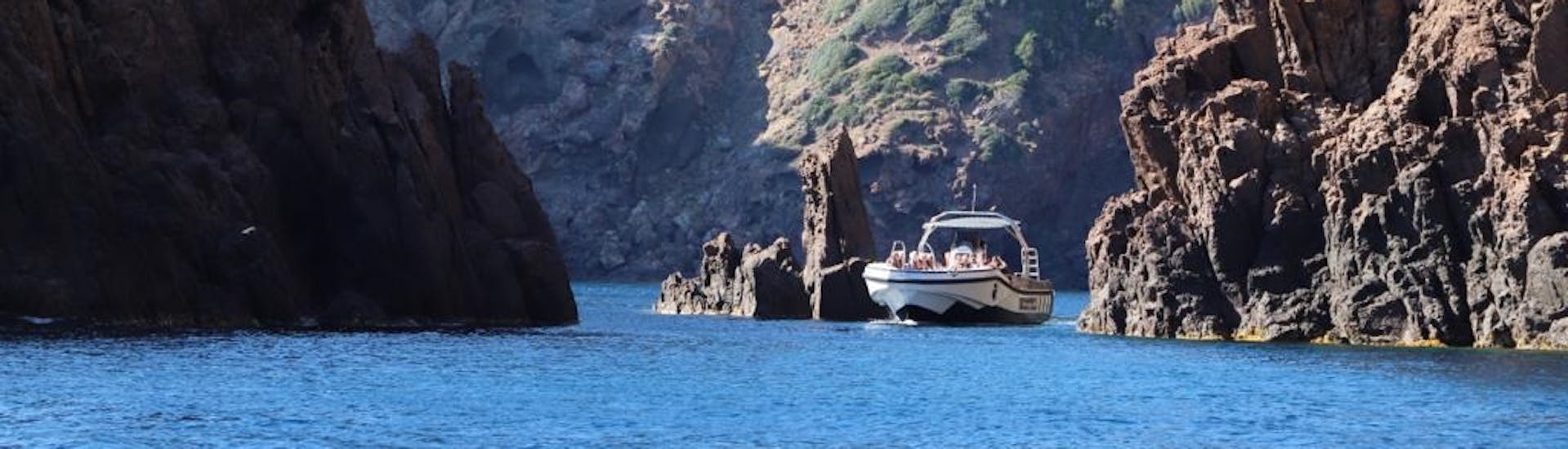 Bateau de Tra Mare e Monti pendant l'excursion en bateau privé à Scandola avec snorkeling  (bystellaphotography).