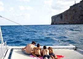 Il nostro catamarano in navigazione durante un'escursione in catamarano di un'intera giornata da Denia con barbecue con Mundo Marino Denia Javea.