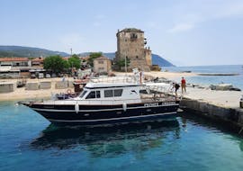 Bateau dans le port avant la Balade privée en bateau à l'île de Vourvourou & au Lagon bleu avec Snorkeling avec Albatros Cruises Halkidiki.