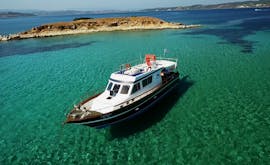 Bateau dans la mer Méditerranée pendant la Balade privée en bateau au mont Athos & à l'île de Drenia avec Snorkeling avec Albatros Cruises Halkidiki.