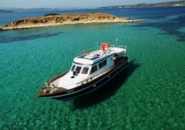 Bateau dans la mer Méditerranée pendant la Balade privée en bateau au mont Athos & à l'île de Drenia avec Snorkeling avec Albatros Cruises Halkidiki.
