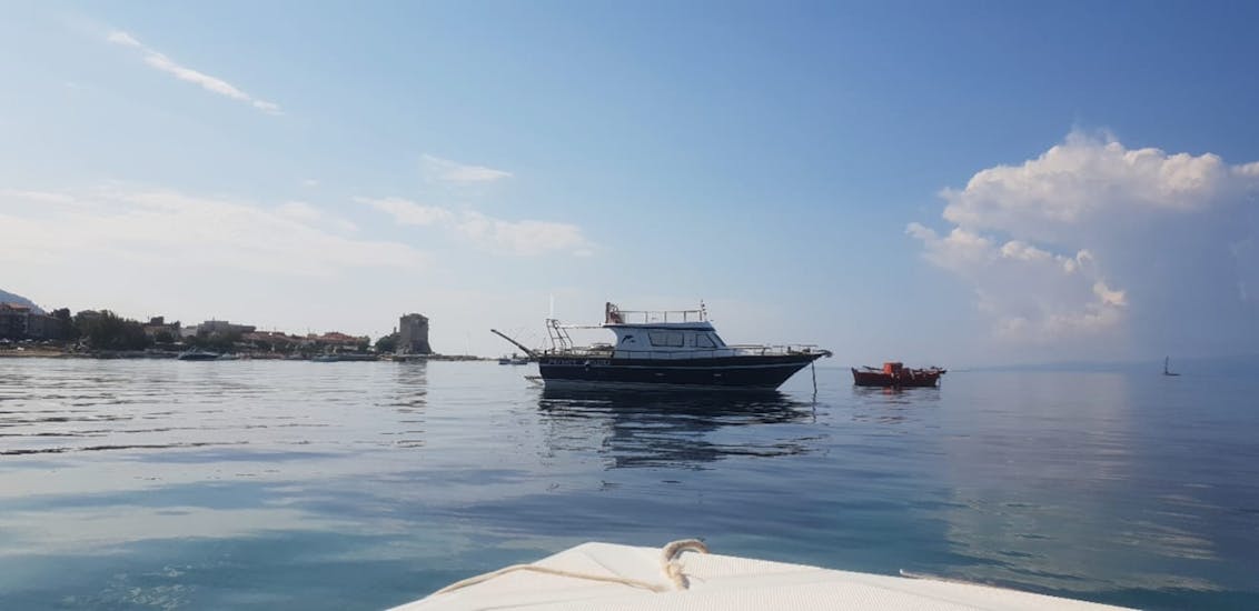 Barca utilizzata durante la gita in barca privata al Monte Athos e a Drenia con snorkeling con Albatros Cruises Halkidiki.