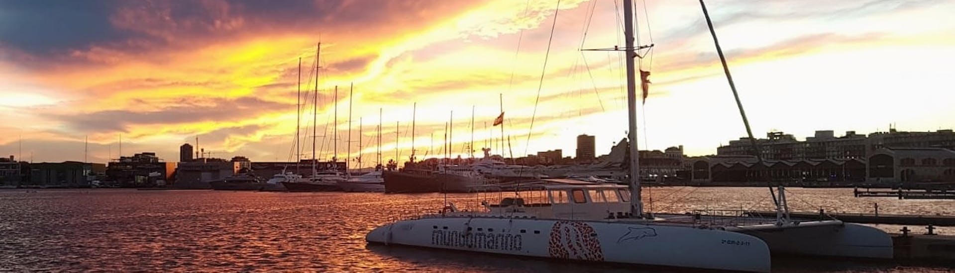 Vue du coucher du soleil lors d'une balade en catamaran au départ de Jávea sur la Costa Blanca avec Mundo Marino.