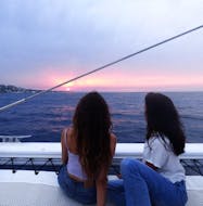 Deux amis admirant le coucher de soleil lors d'une balade en catamaran au départ de Jávea sur la Costa Blanca avec Mundo Marino.