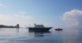 La barca usata durante la Gita di pesca privata in Calcidica con snorkeling con Albatros Cruises Halkidiki.