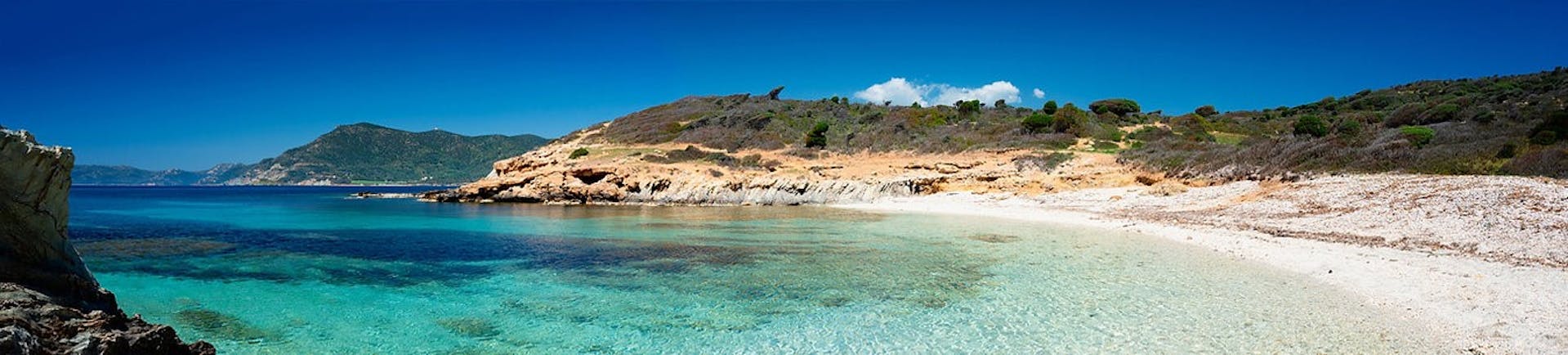 La costa del Sud della Sardegna vista dal gommone di Mare in Quota durante la gita in gommone nel Golfo di Teulada con aperitivo e snorkeling con Mare in Quota.