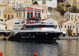 Le bateau "Discovery" près de Symi lors de la Balade en bateau d'une journée à l'île de Symi avec Baignade avec Rizos Cruises Rhodes.