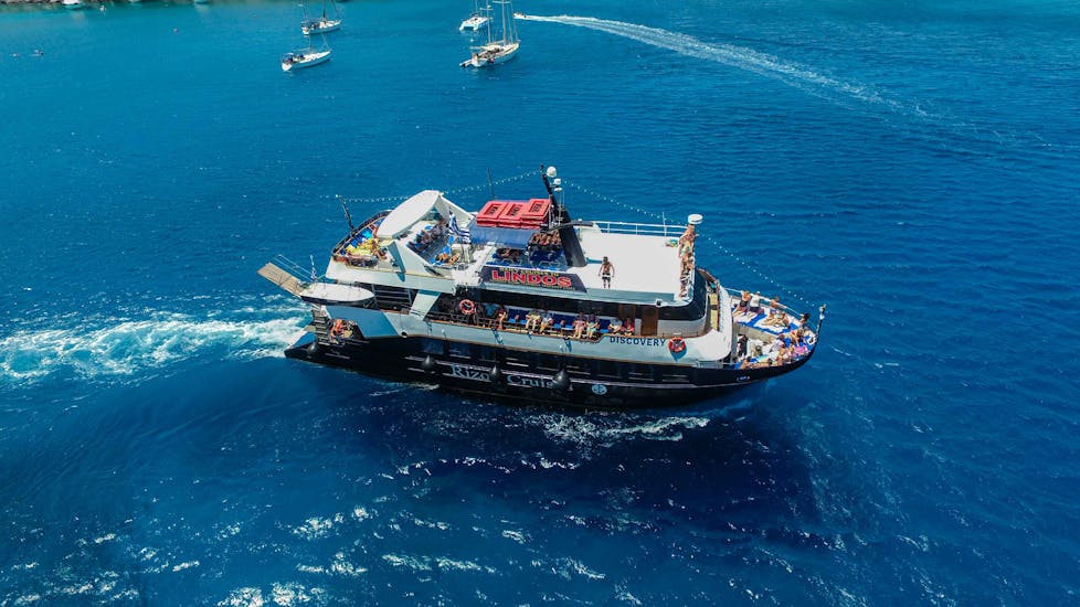 L'imbarcazione "Discovery" naviga nel Mar Mediterraneo durante la gita in barca di un giorno intero all'isola di Symi con soste per nuotare con Rizos Cruises Rhodes.