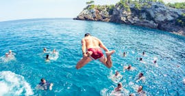 Personen schwimmen bei der Party-Bootstour in Ibiza von Playa d'en Bossa mit offener Bar mit Oceanbeat Ibiza.