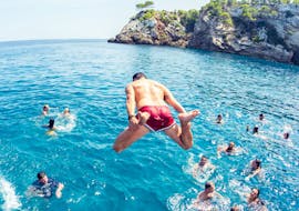 Personen schwimmen bei der Party-Bootstour in Ibiza von Playa d'en Bossa mit offener Bar mit Oceanbeat Ibiza.