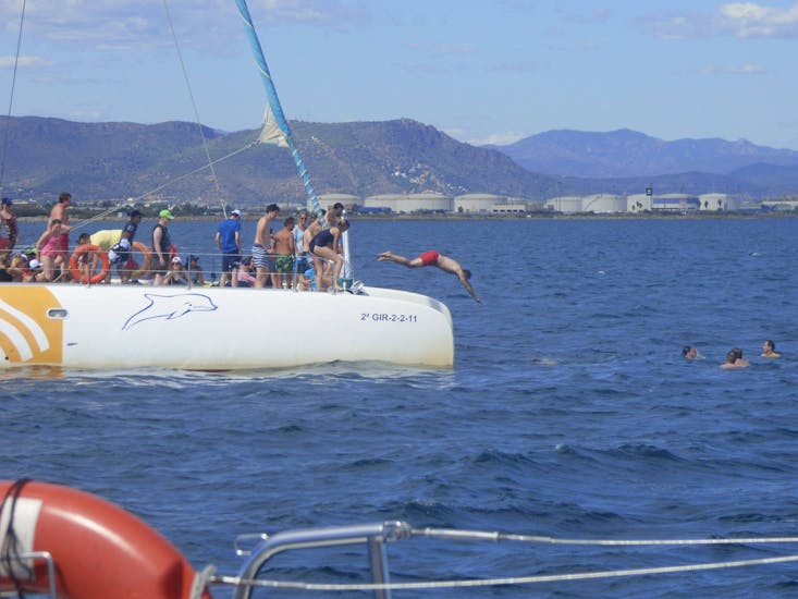 Een man zwemt in de Middellandse Zee tijdens een boottocht langs de kust van Valencia met Mundo Marino.