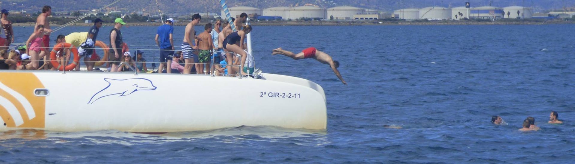 Ein Mann schwimmt im Mittelmeer während einer Bootstour entlang der Küste von Valencia mit Mundo Marino.