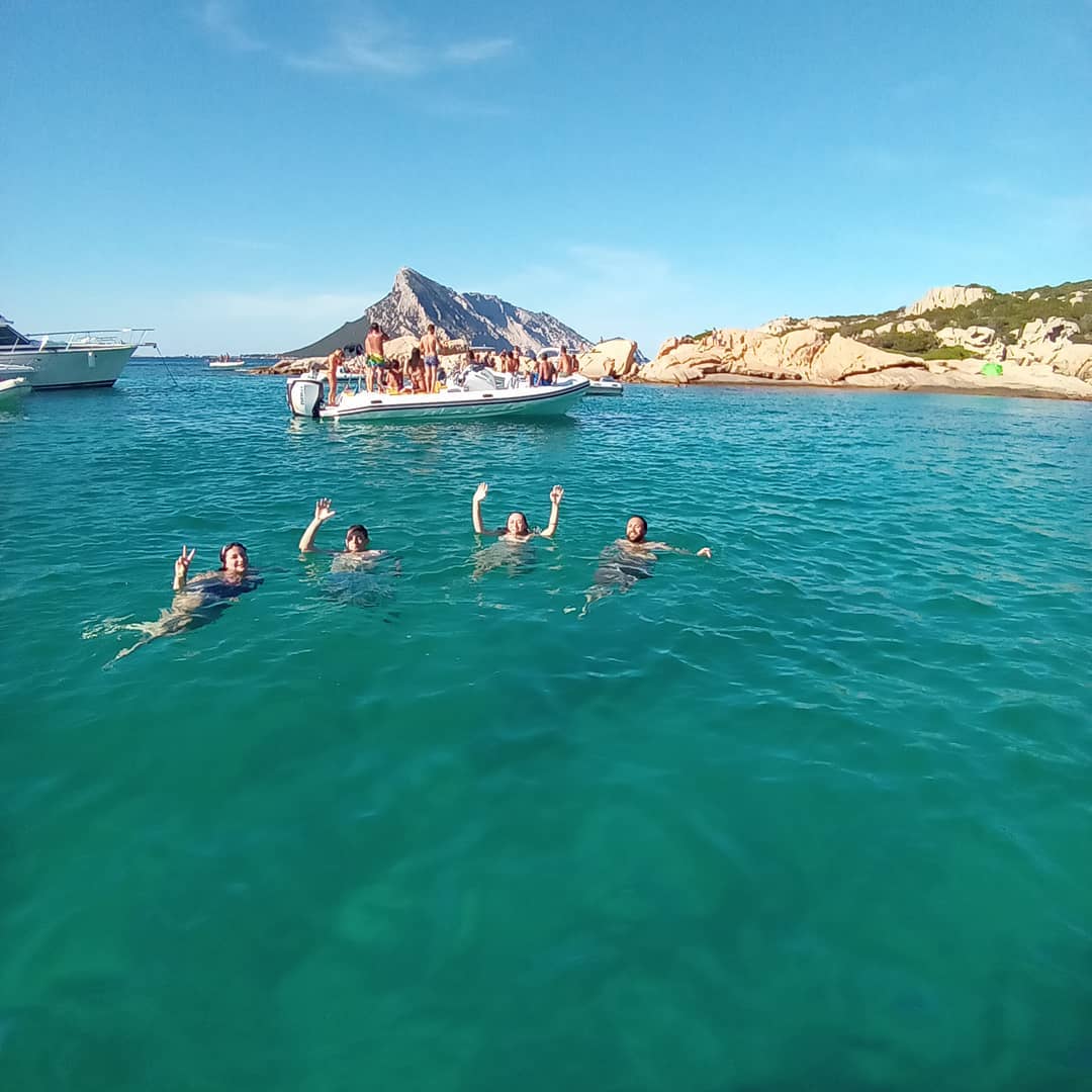 RIB boottocht van Porto San Paolo naar Tavolara en Molara met snorkelen en aperitief - volledige dag met Salimar San Teodoro.