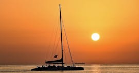 Bellissimo paesaggio al tramonto sul Mar Mediterraneo durante un'escursione in catamarano a Valencia con Mundo Marino.