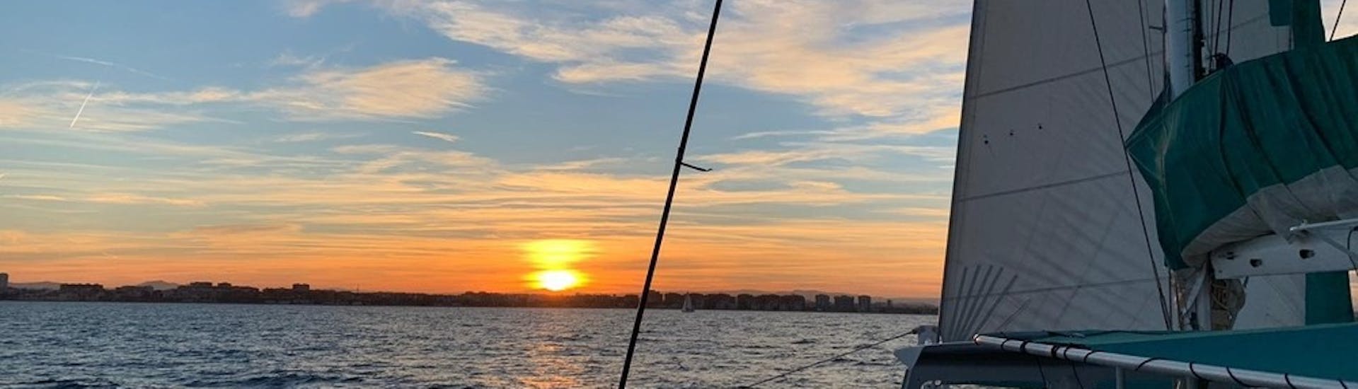 Vistas de la puesta de sol en el mar Mediterráneo durante un paseo en catamarán en Valencia con Mundo Marino.