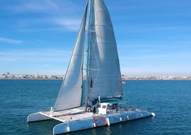 Vistas del mar Mediterráneo durante un paseo en catamarán de un día completo con comida y bebida en Valencia con Mundo Marino.
