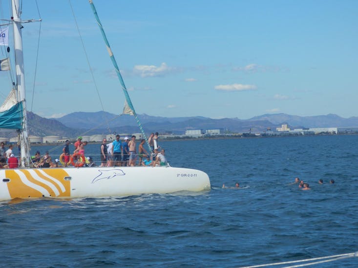 Gente divirtiéndose durante una excursión de día completo en catamarán en Valencia con comida y bebida con Mundo Marino.