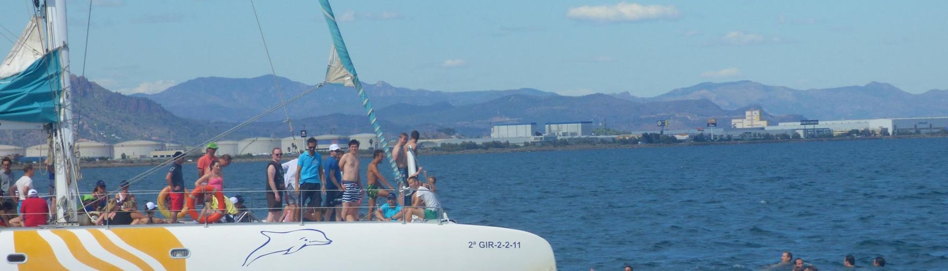 Gente divirtiéndose durante una excursión de día completo en catamarán en Valencia con comida y bebida con Mundo Marino.
