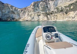 Le bateau semi-rigide de Sardinia Dream Tour Cagliari pendant l'excursion en bateau semi-rigide de Cagliari avec arrêts baignade et snorkeling.