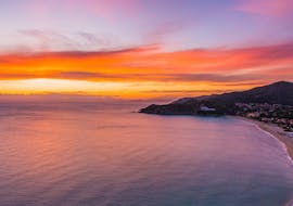 De zonsondergang kun je bewonderen tijdens de RIB boottocht bij zonsondergang vanuit Cagliari met zwemstops en snorkelen met Sardinia Dream Tour Cagliari.